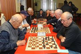 Ljudi igraju šah (Simulacija)